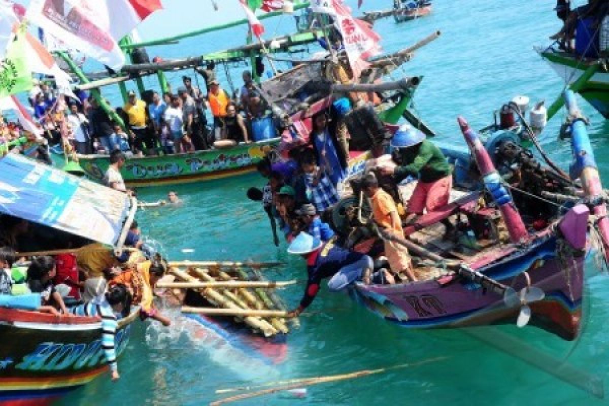 Libatkan 100 Perahu Sedekah Laut di Semarang