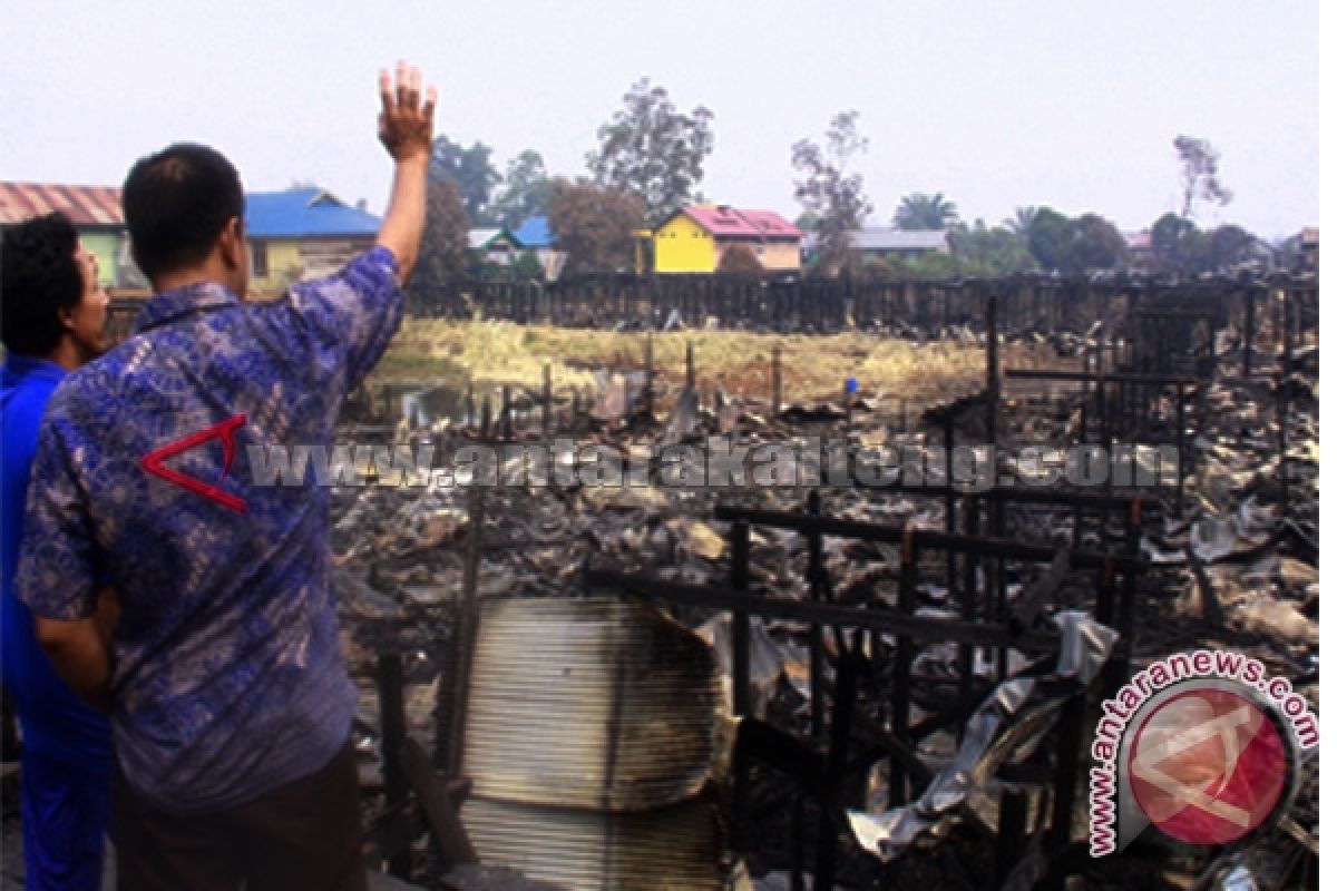 TNI-AD Bangun Jembatan Putus Di Lokasi Kebakaran 