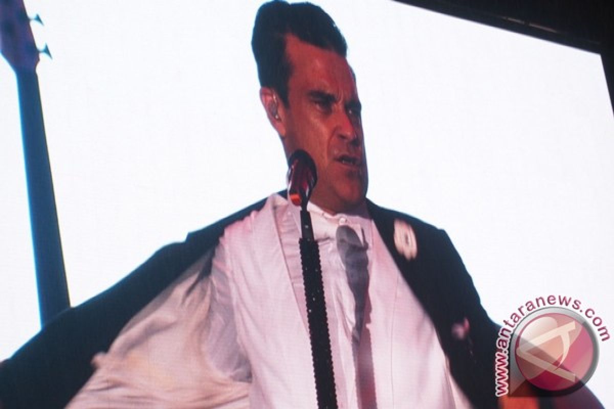 Robbie Williams basah kuyup di Singapura