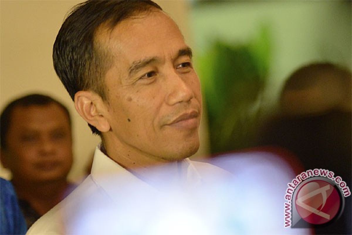 Ke pasar, Jokowi borong tas sekolah