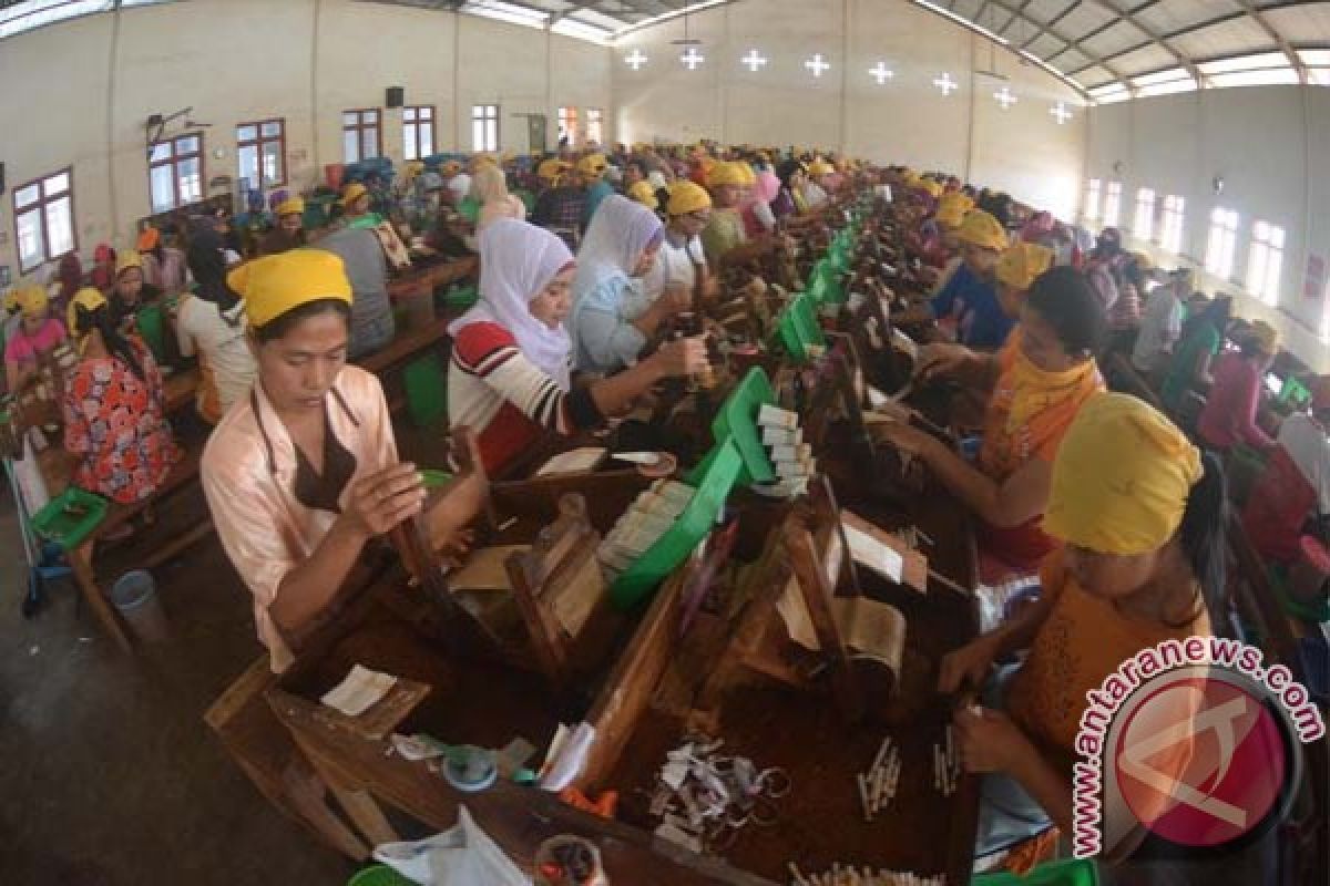 Bea Cukai Madiun tutup dua pabrik rokok