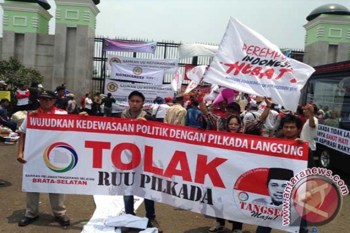 Aksi demonstrasi warnai Jakarta saat pelantikan DPR