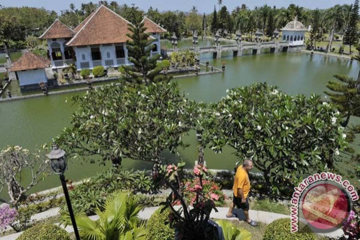 Objek wisata Taman Ujung Bali dipadati pengunjung