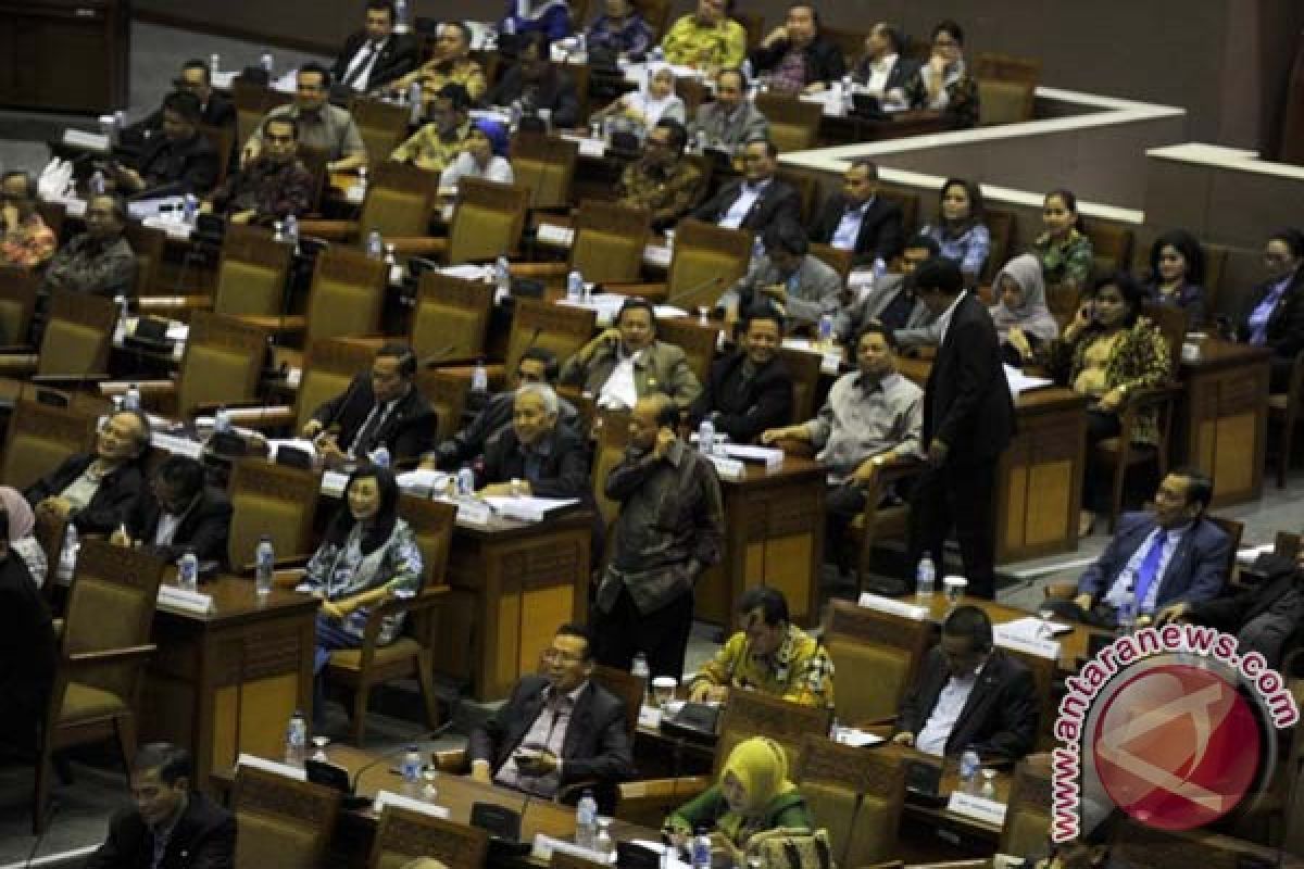 Sidang Paripurna DPR "dihujani" interupsi