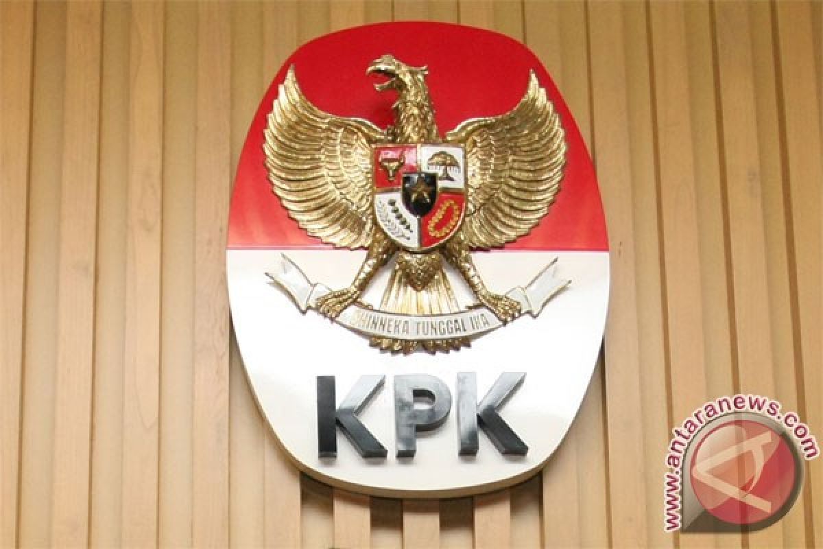 KPK seizes documents from Riau governor`s house