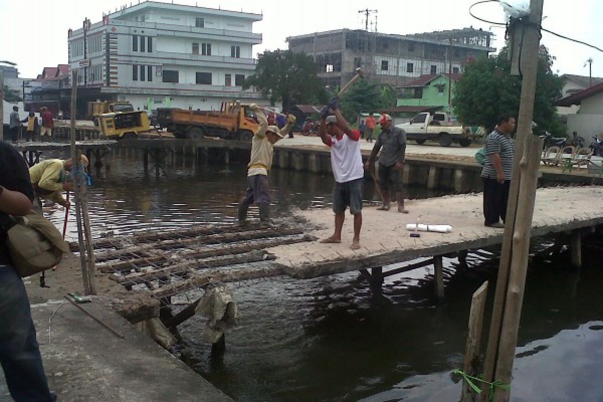 Pontianak Target Bersihkan Bangunan di Atas Parit