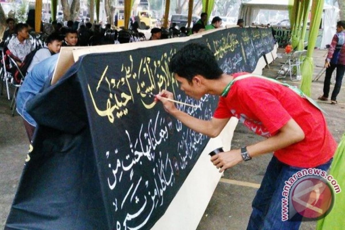 Atraksi melukis kaligrafi semarakkan arena MTQ internasional 