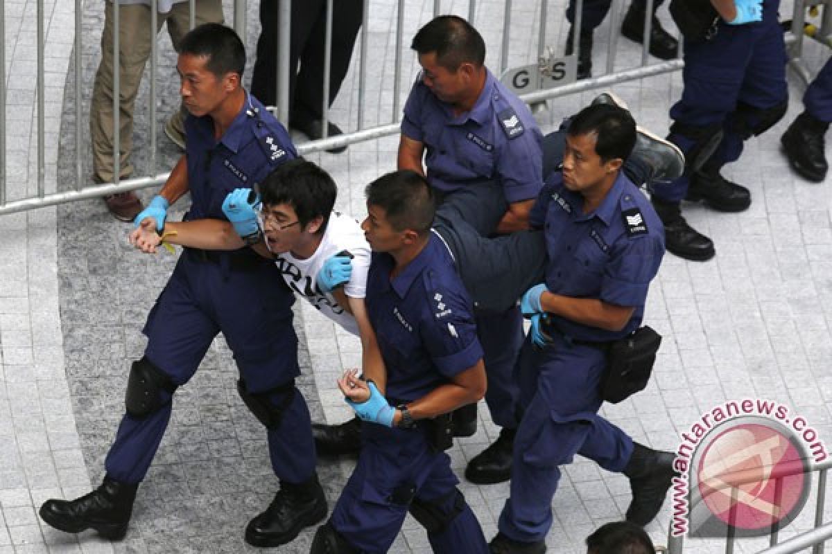 Polisi singkirkan barikade di tempat protes Hong Kong kedua
