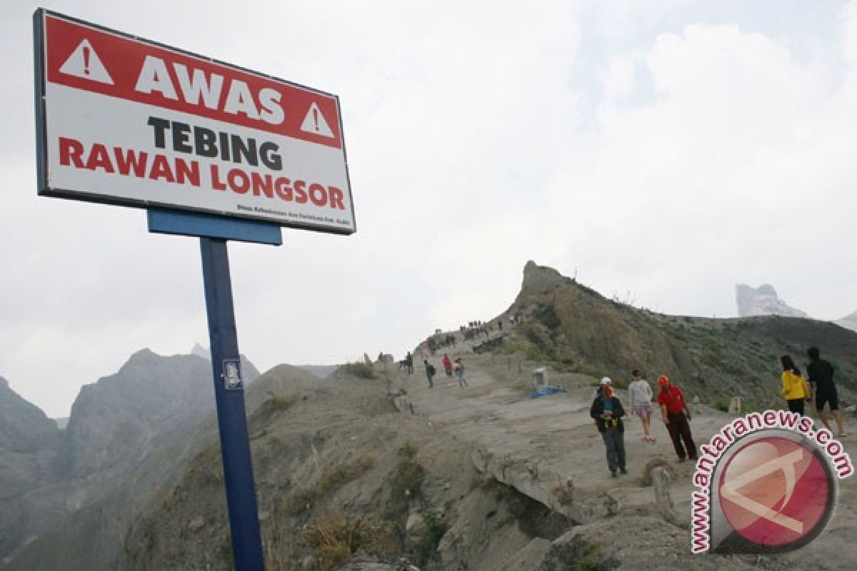 Polisi dan relawan cari sembilan pendaki Gunung Kelud