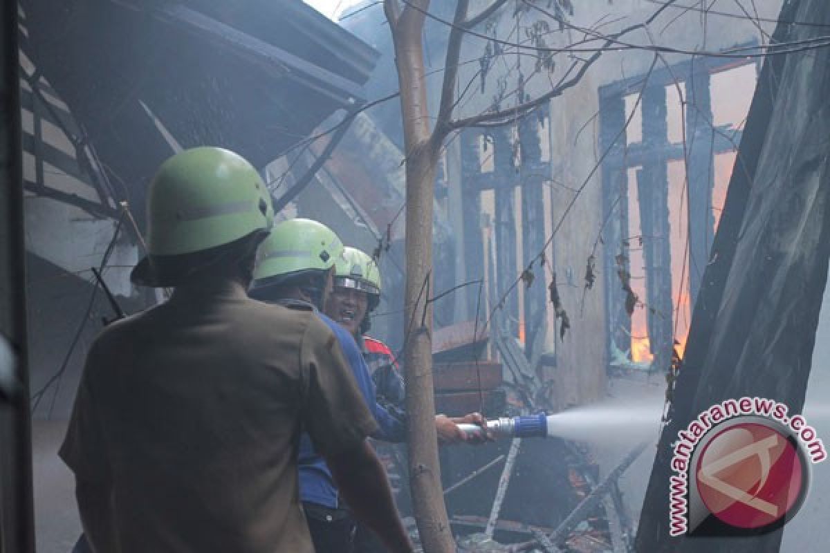 Dua bocah tewas karena rumah kebakaran