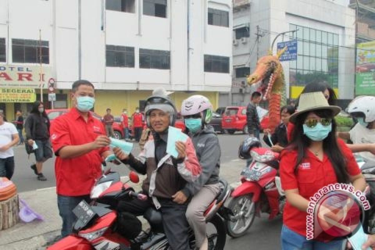 Telkomsel bagikan masker ke warga