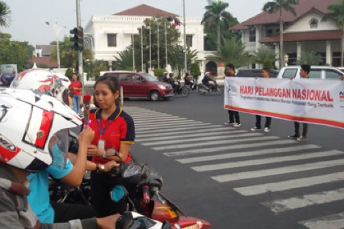 Alfamart Manjakan Pelanggan dengan Bagikan 1.000 Bunga