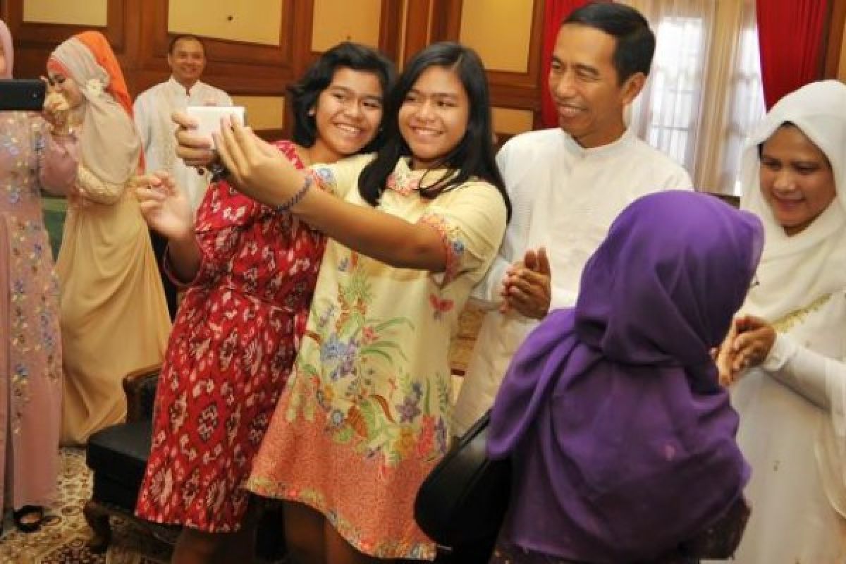 Iriana Jokowi dan Mufidah JK Belanja Batik di Solo