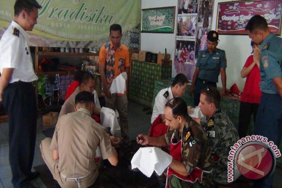 Tentara AL sejumlah negara belajar Batik Bogor