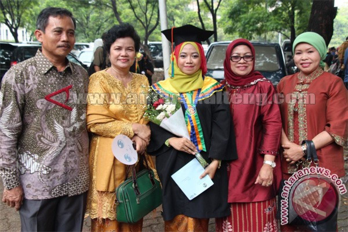 Foto Bersama Usai Wisuda UI
