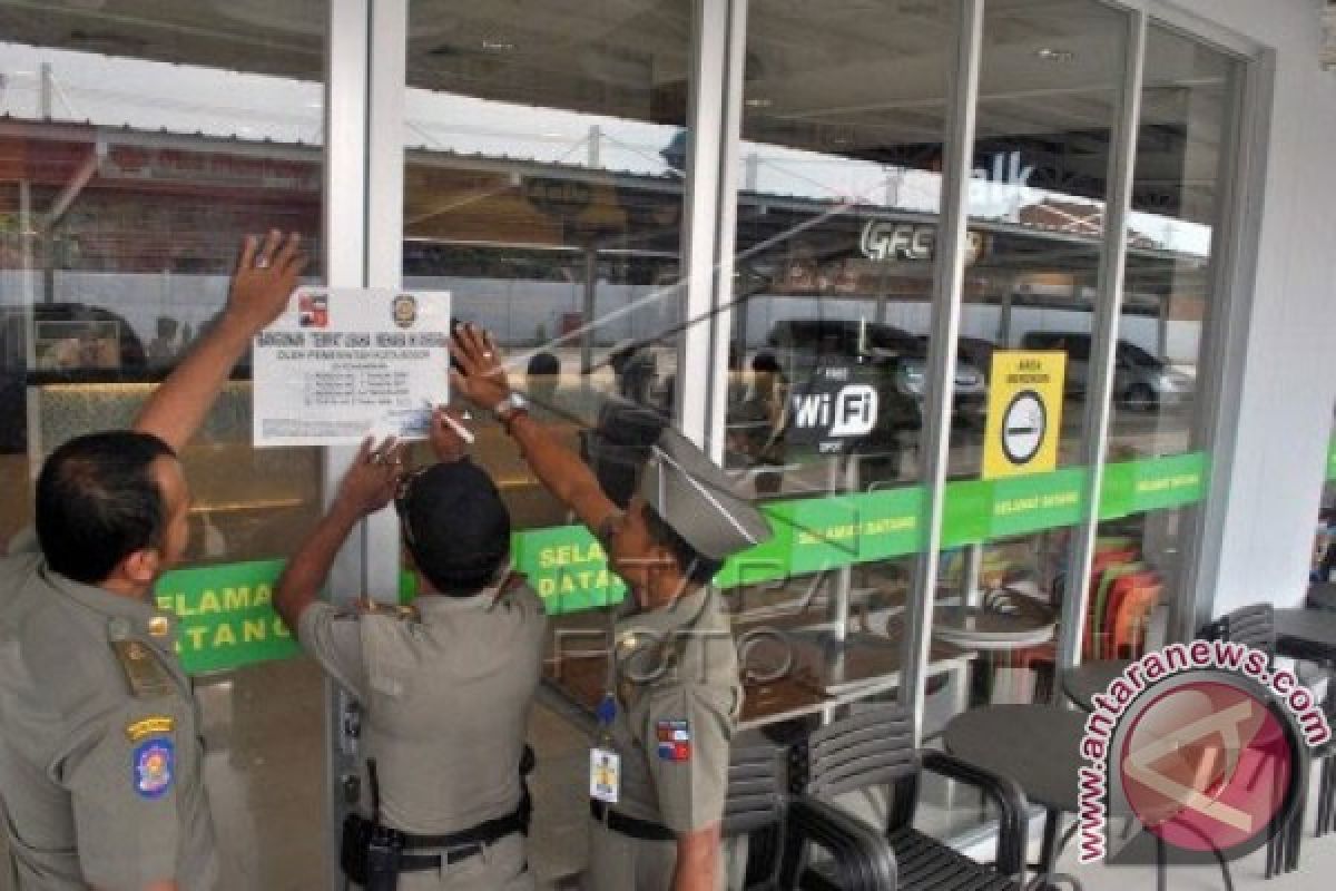 Tiga Bangunan Toserba Karawang Disegel