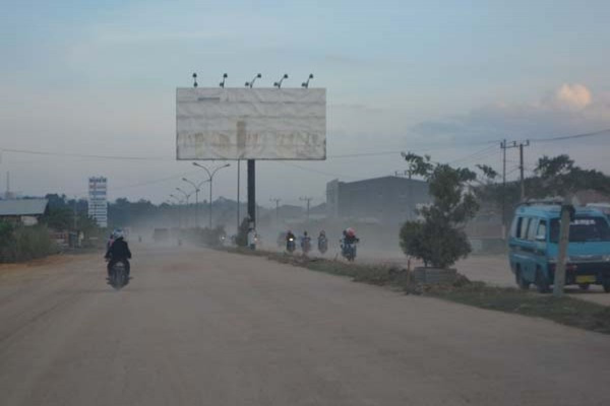 Warga Kendari Keluhkan Jalan Berdebu 