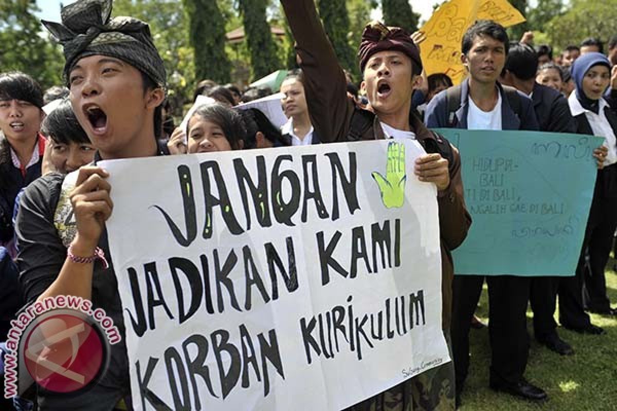 Orang Tua Keluhkan Biaya Penggandaan Buku Kurikulum