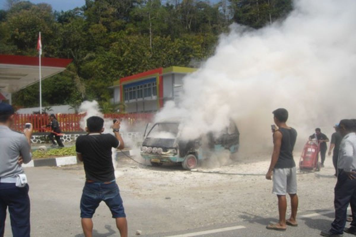 Mobil Angkot Terbakar Di Depan SPBU Kolaka 