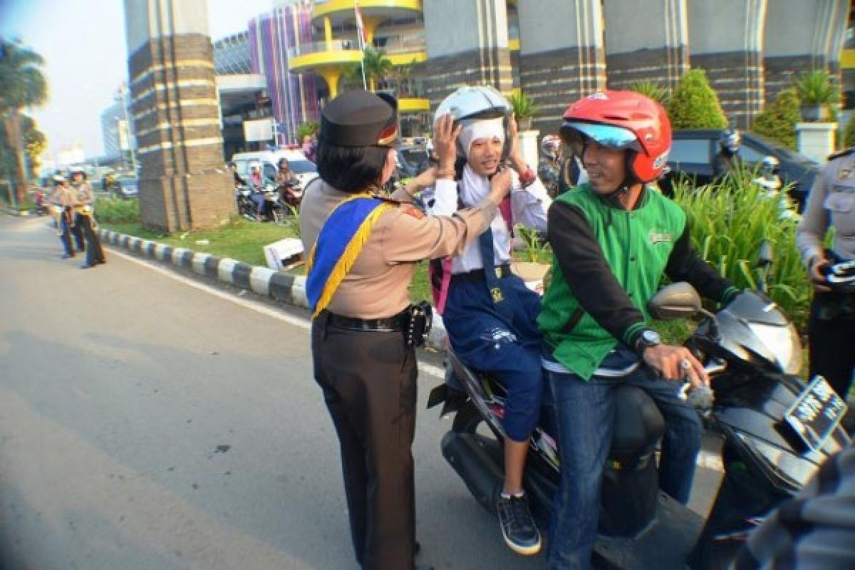 Polwan Bogor bagikan helm gratis rayakan HUT