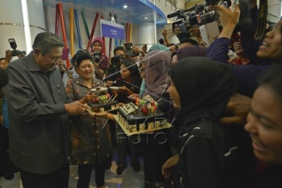 Wartawan Berikan Kejutan Kue Ultah Kepada SBY