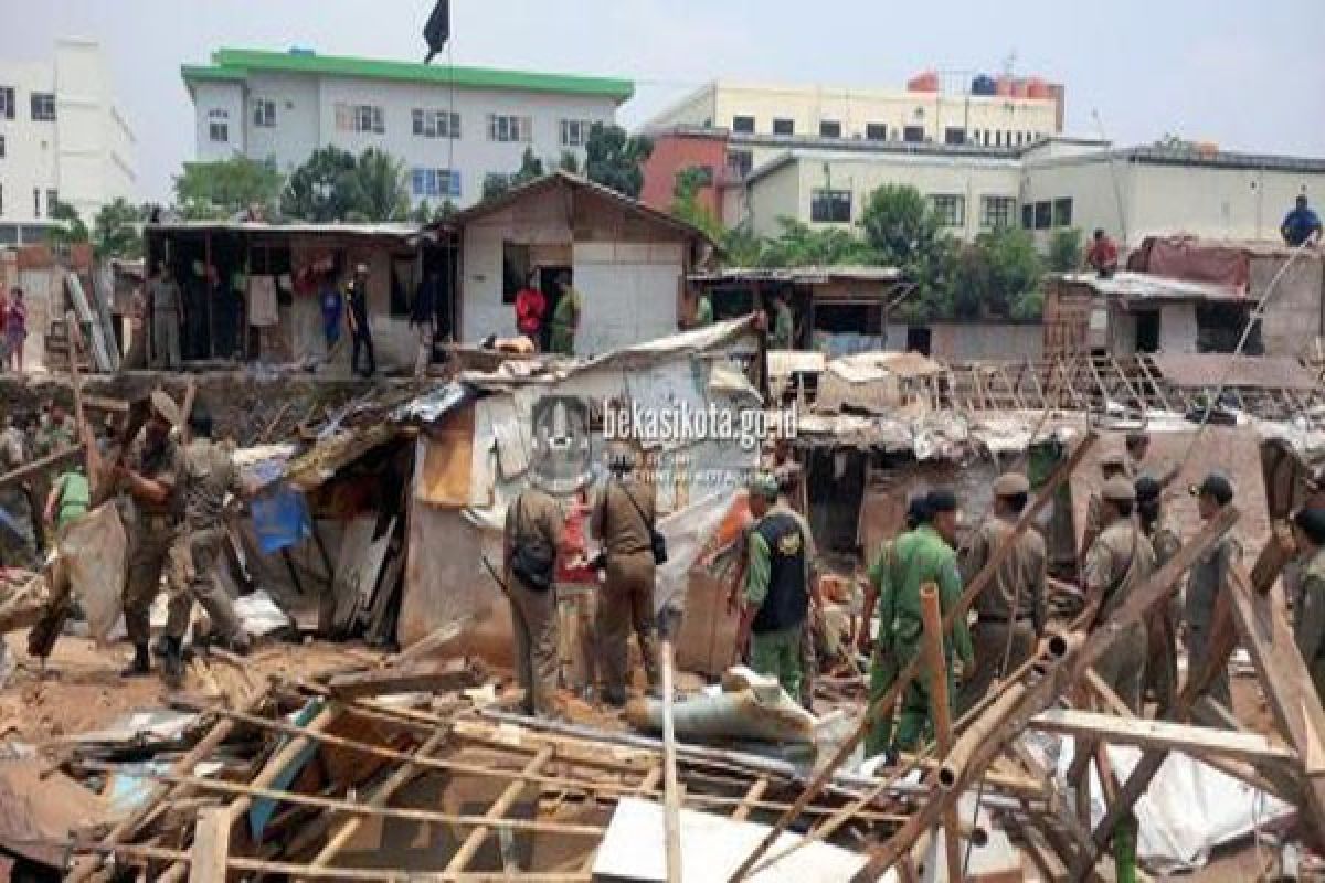 Aparat Gabungan Bekasi Bongkar 139 Bangunan Liar