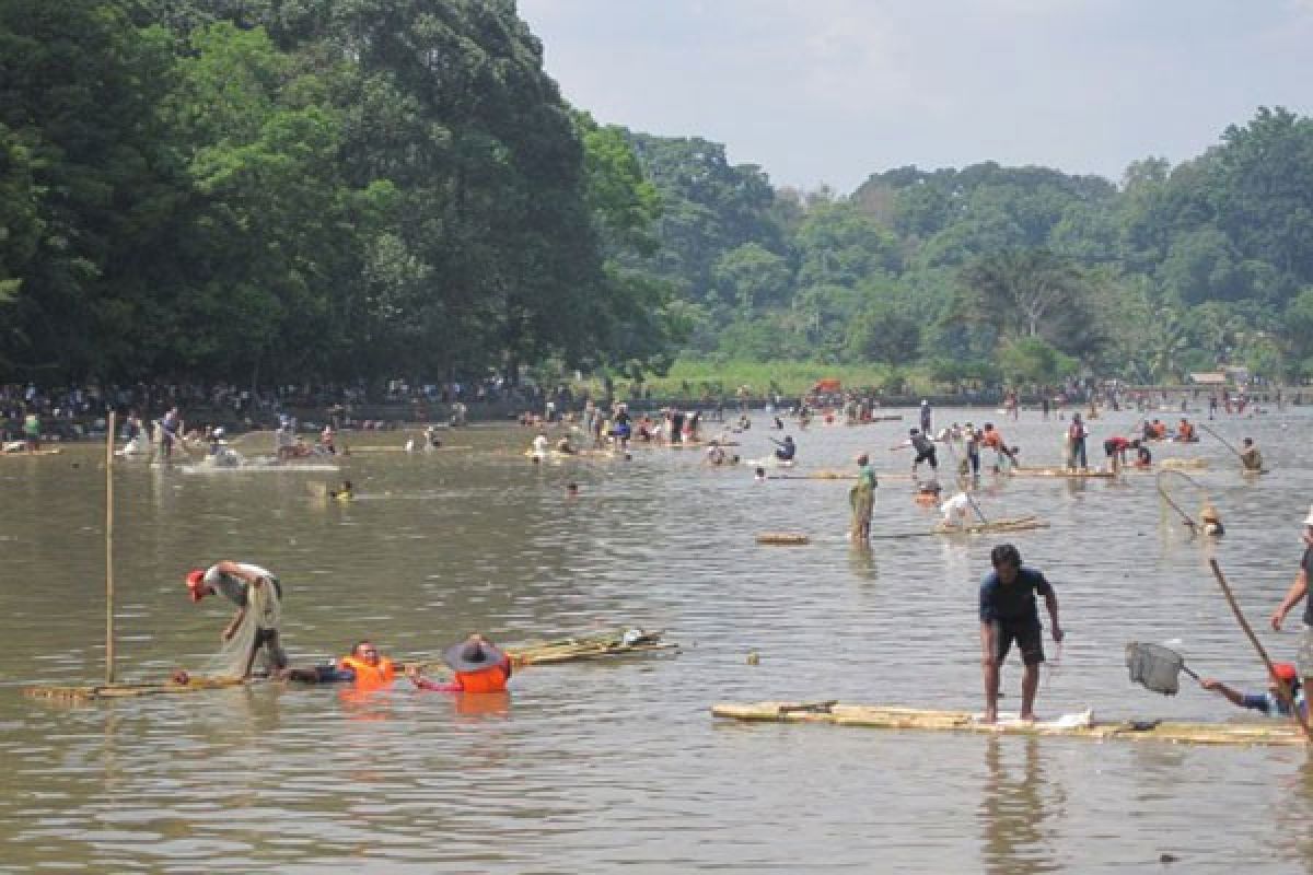 Warga Bogor Kibarkan Bendera Di Tengah Situ 