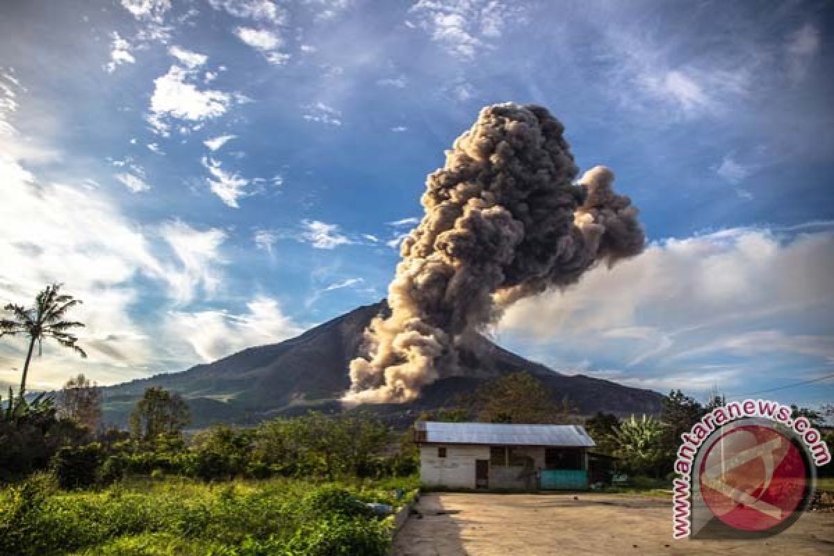 Gunung Sinabung meletus empat kali