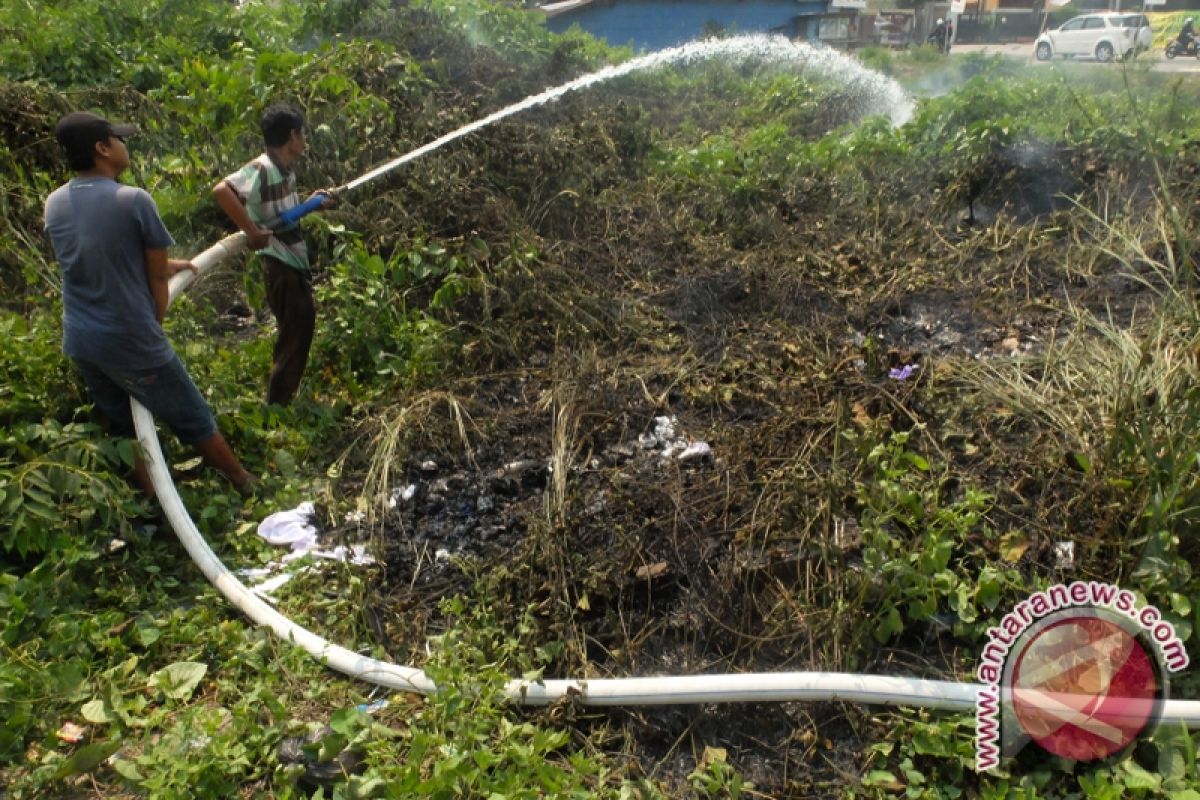 BPBD Kotabaru Padamkan Kebakaran Hutan Gunung Jambangan