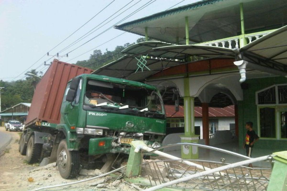 Kontainer Tabrak Pagar Mesjid di Singkawang