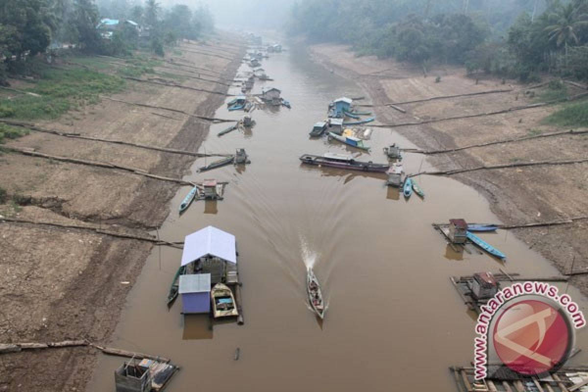 Sungai Barito surut akibatkan kapal terperangkap