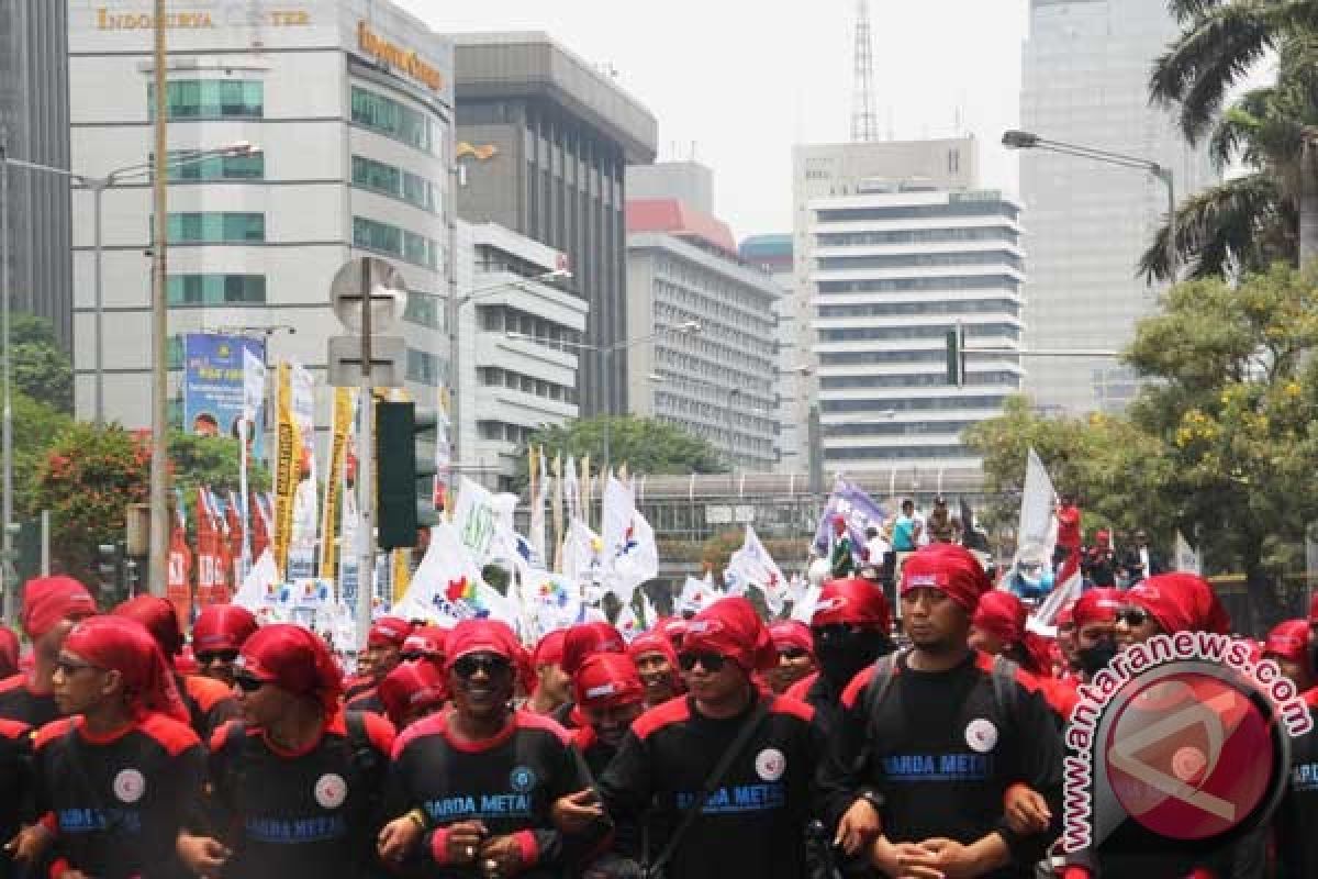 Buruh tuntut kenaikan upah di depan Balai Kota