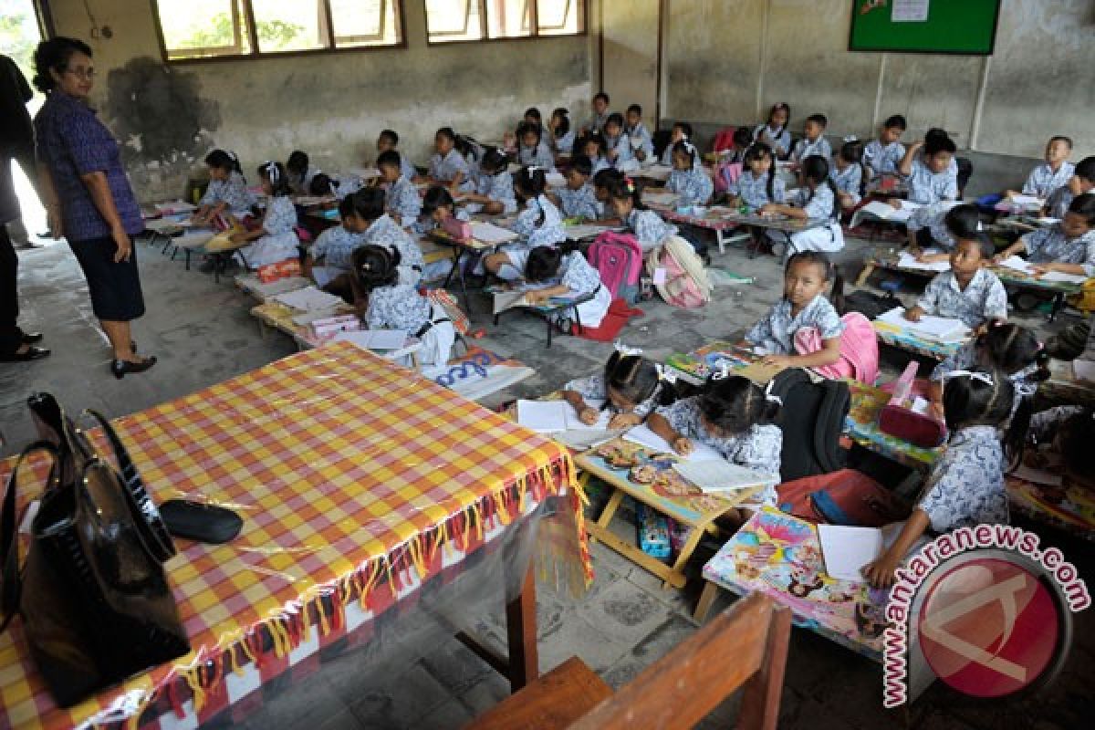 Anak transmigran Nunukan sekolah di balai desa