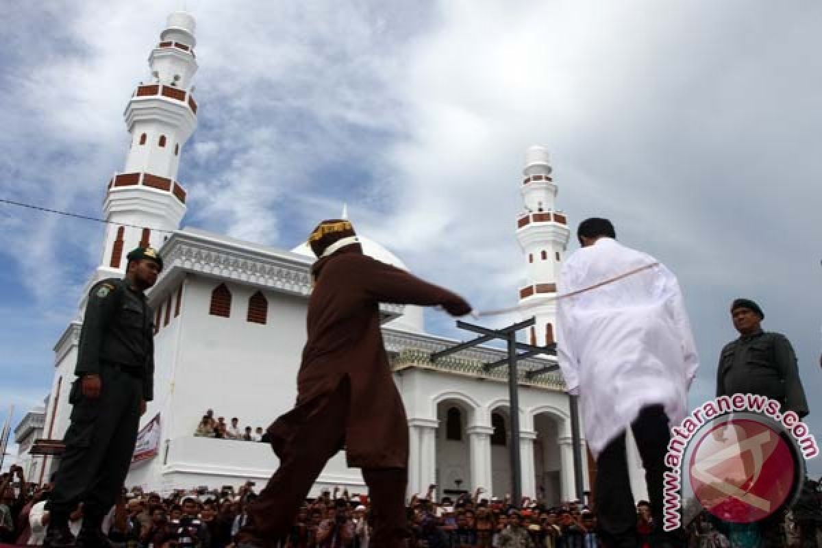 Dua orang dihukum cambuk karena berkhalwat di Bener Meriah