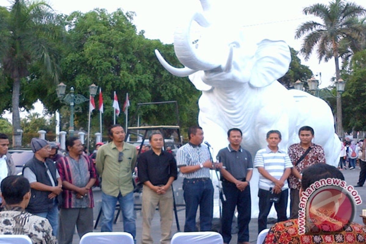 Belasan patung menambah semarak kawasan Jalan Malioboro 