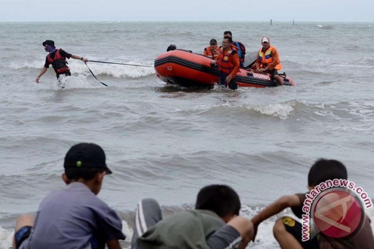 Basarnas terus cari korban terseret ombak