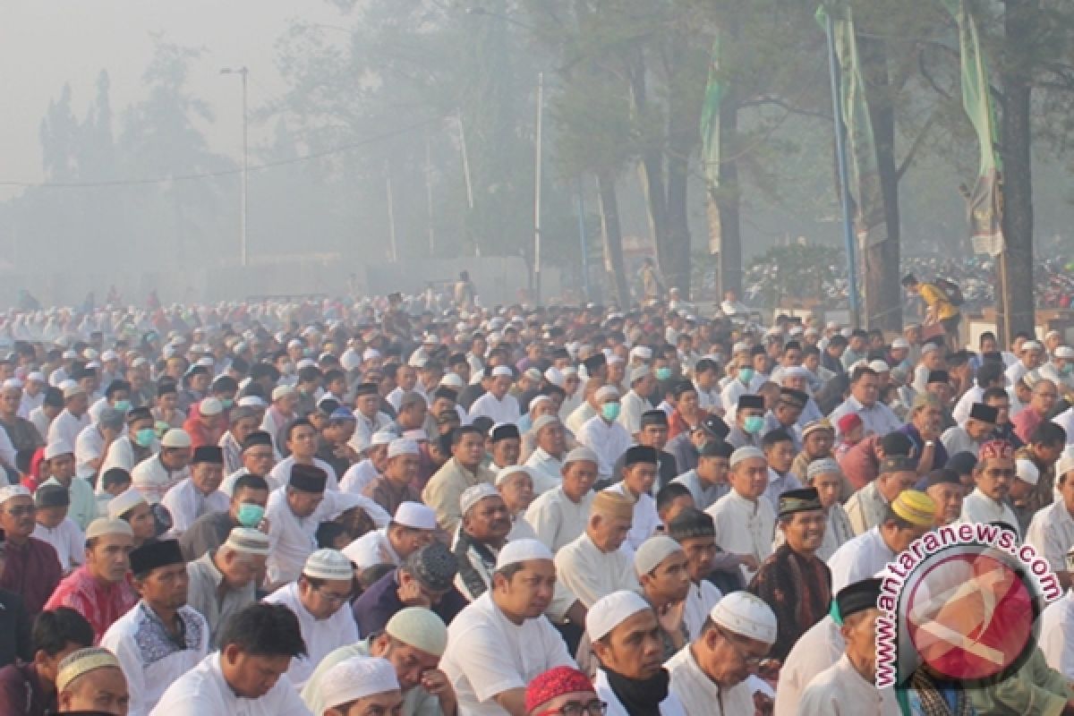 Jamaah Salat Ied Diselimuti Kabut