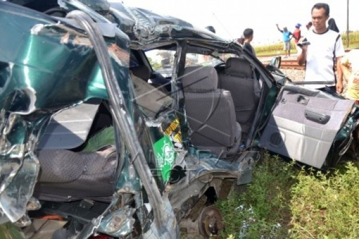 Korban Tabrakan KA-Kijang jadi Lima Orang
