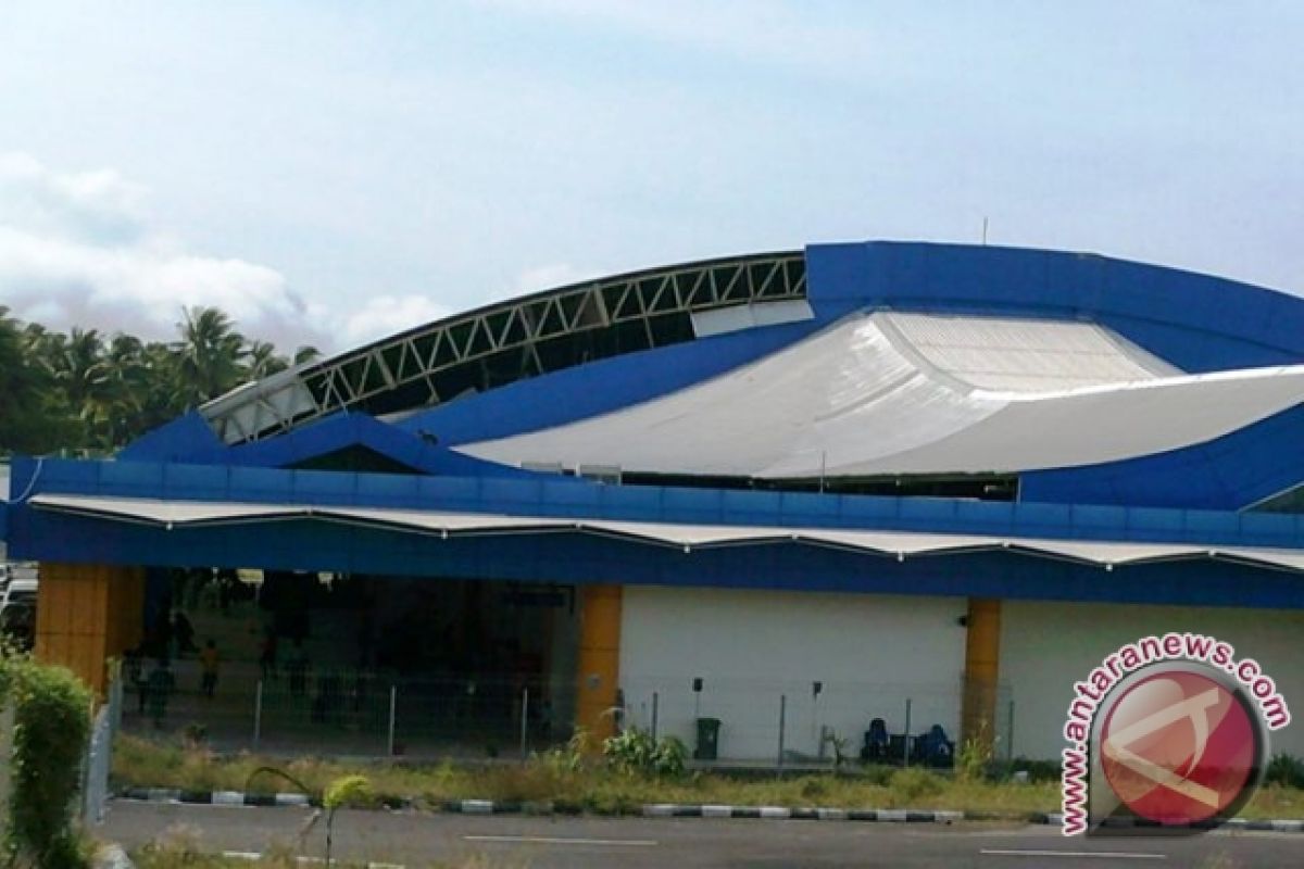 Angin Kencang Rusak Atap Terminal Bandara Babullah