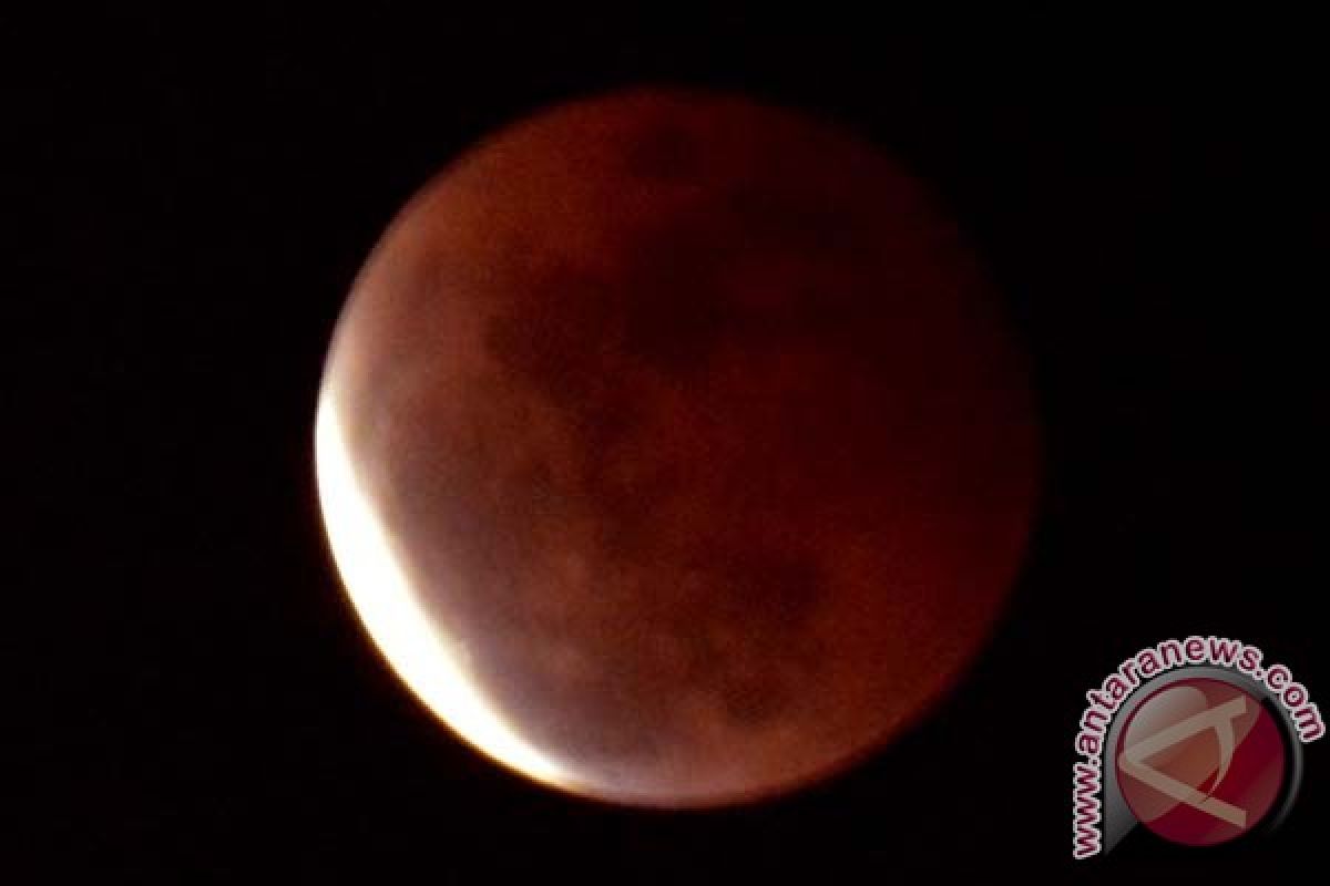 Puncak gerhana bulan total berlangsung 12 menit