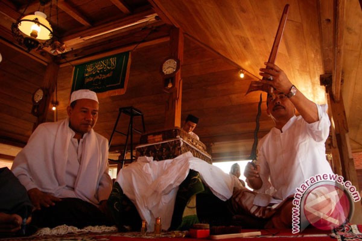 Keris dan tombak sunan kudus "dijamas"