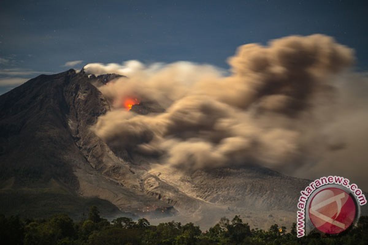 Permukaan Danau Toba ditutupi abu Gunung Sinabung