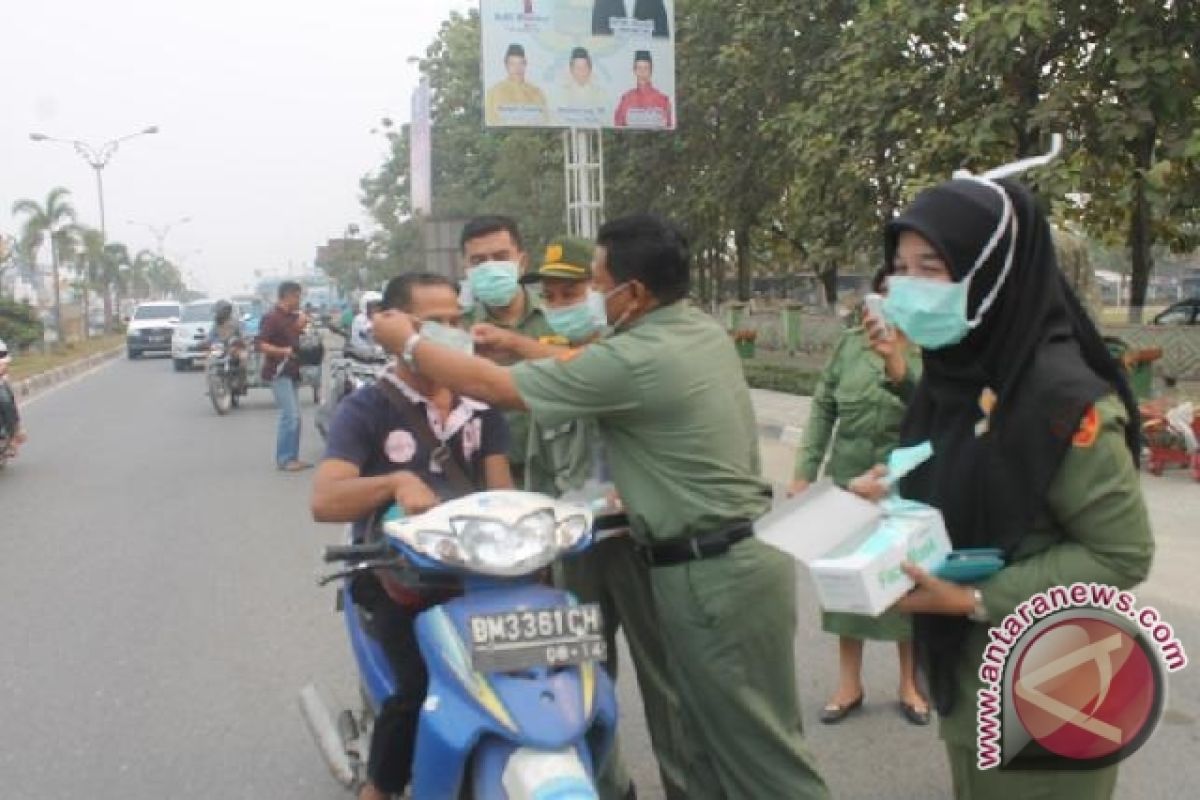 Dinkes Bagikan Masker Kepada Warga Muntok