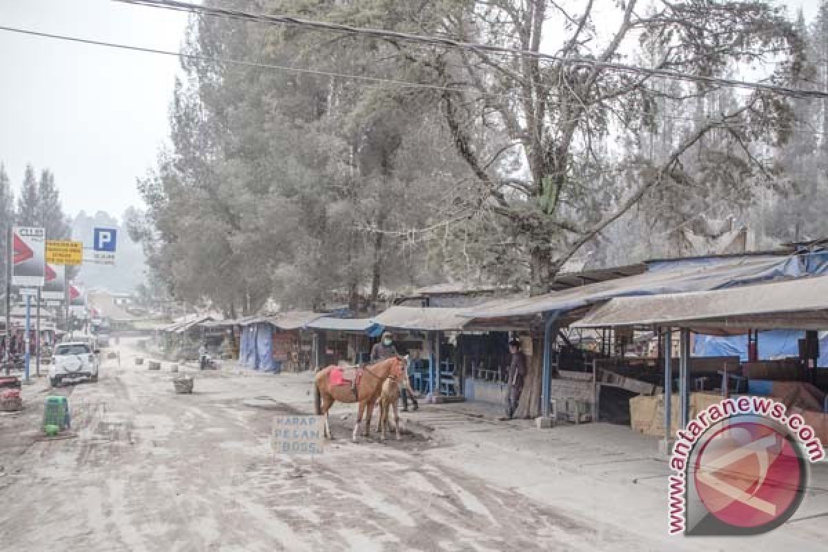 BPBD Karo butuh lima mobil damkar lagi untuk bersihkan debu Sinabung