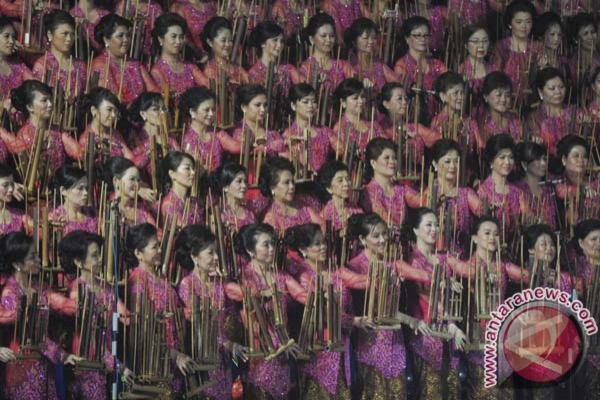 500 penonton terhipnotis angklung Blue Danube "Johann Strauss"