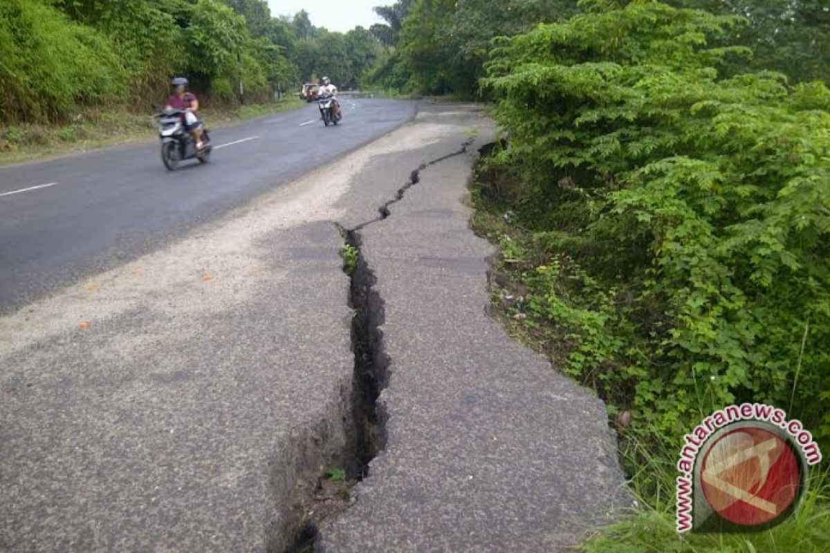 Jalan lintas Sumatera OKU rusak berlubang