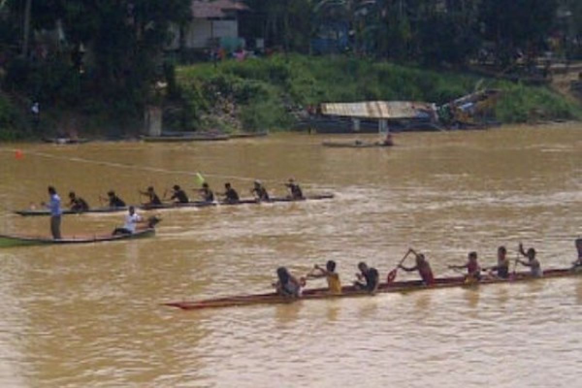 Ikatan Pemuda Raiy Landak Gelar Lomba Sampan Bidar