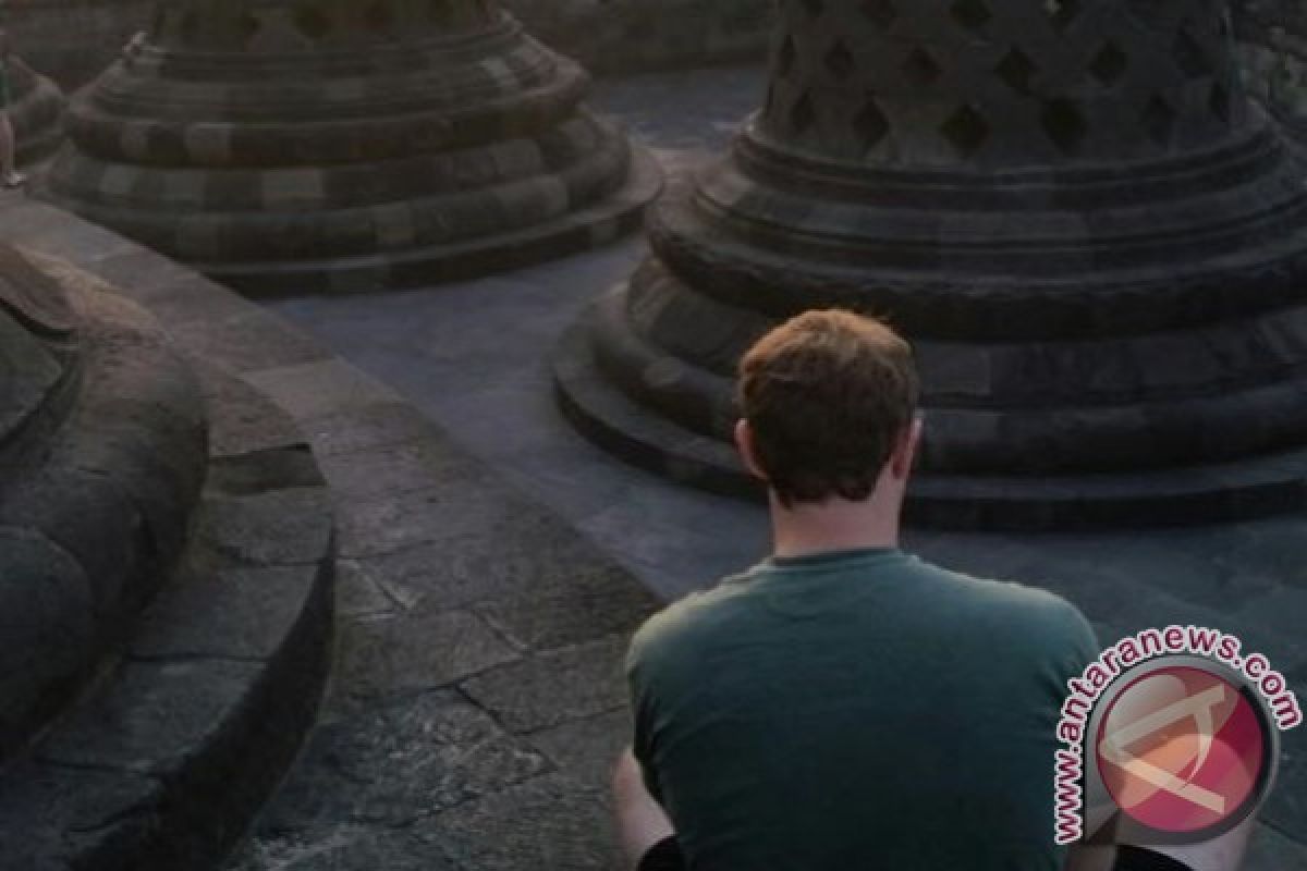 Mark Zuckerberg nikmati matahari terbit di Borobudur