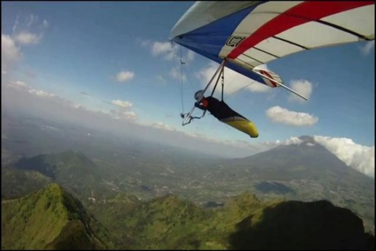 Five foreign athletes participate in Telomoyo Hang Gliding Championship