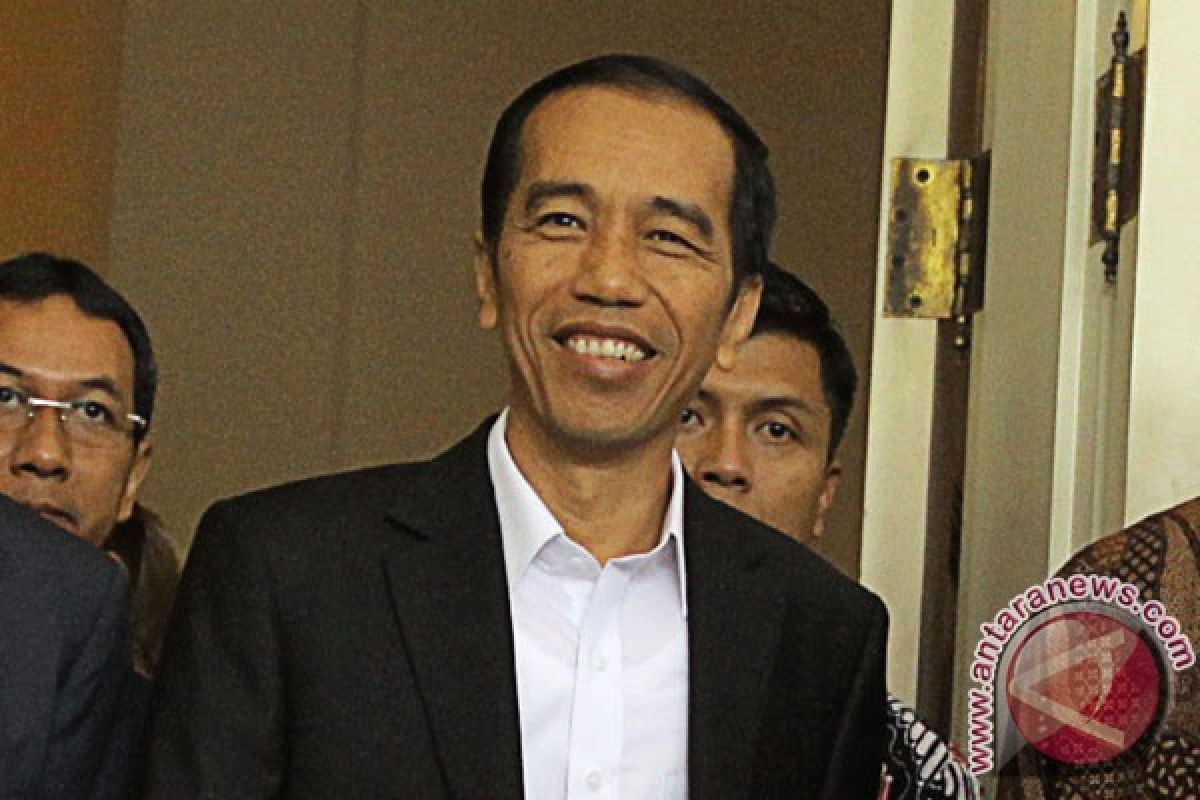 Pangarmabar berikan pedang kehormatan kepada Jokowi 